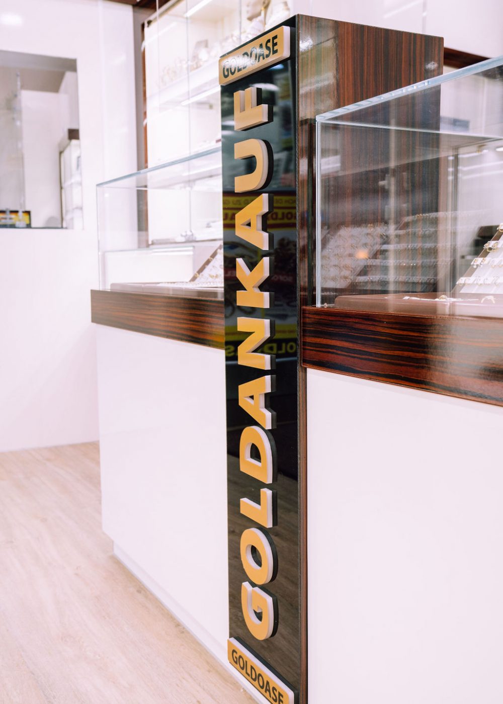 vitrine-mit-banner-vor-dem-gold-verkaufen