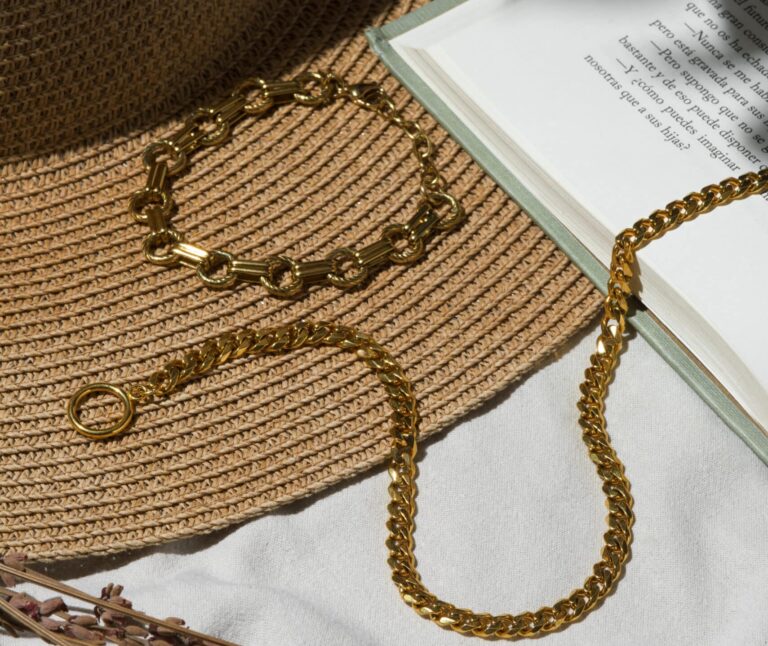 gold-schmuck-im-sommerlichen-setting-gold-trends